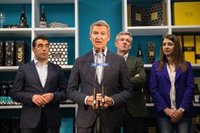 Feijóo afirma en Galicia que le "agrada" que Juan Carlos I esté en Sanxenxo: "Aquí está muy bien y puede regatear"