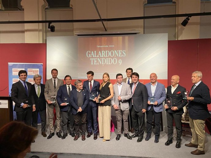 Foto de familia de los galardonados en los Premios 'Tendido 9', del programa del mismo nombre en Radio Intercontinental Madrid