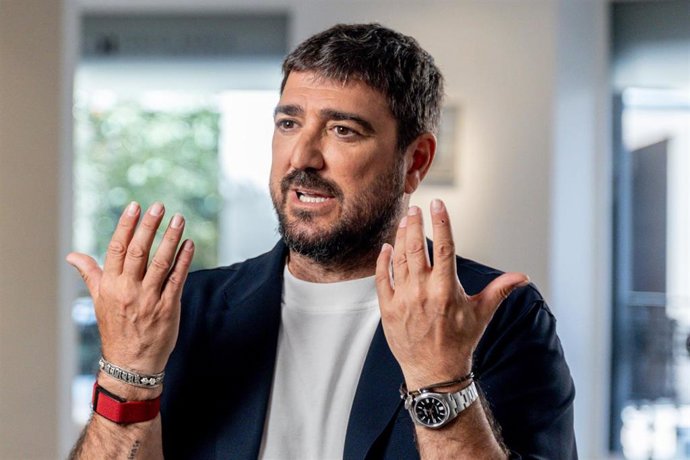 Antonio Orozco posa para Europa Press, a 24 de abril de 2025, en Madrid (España). Antonio Orozco celebra 25 años de carrera con 25 conciertos en 'La gira de mi vida'. En el tour, el cantante combinará sus grandes éxitos con las canciones de su próximo álb