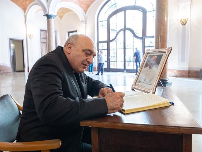 El Arzobispo de Valencia, monseñor Enrique Benavent, ha firmado en el libro de condolencias por el fallecimiento del Papa Francisco