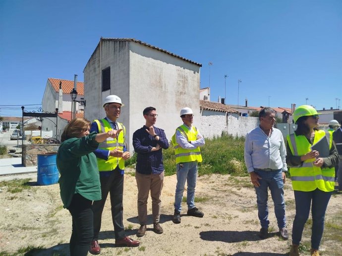 Catalina Barragán y Andrés Lorite (izda.), durante la visita a las obras de urbanización de un espacio público en el recinto ferial de Cardeña.