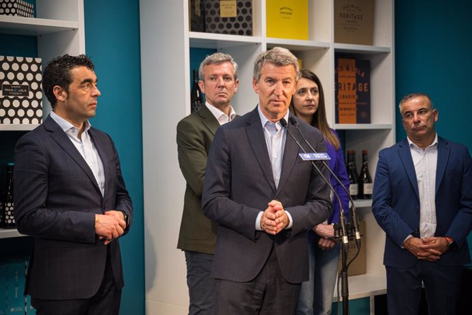 El presidente del Partido Popular, Alberto Núñez Feijóo, ofrece declaraciones a los medios tras visitar la bodega Paco y Lola, a 24 de abril de 2025, en Meaño, Pontevedra, Galicia (España). Feijóo ha respondido a las preguntas de los medios sobre la actua