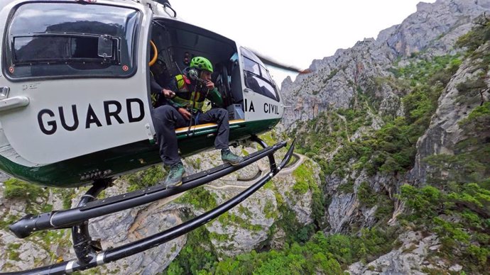 Archivo - Helicóptero del Grupo de Rescate Especial de Intervención en Montaña (GREIM) de la Guardia Civil. Archivo.