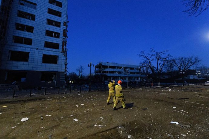 Archivo - Arquivo - Imagem de arquivo dos serviços de emergência após um ataque russo em Kiev, capital da Ucrânia.