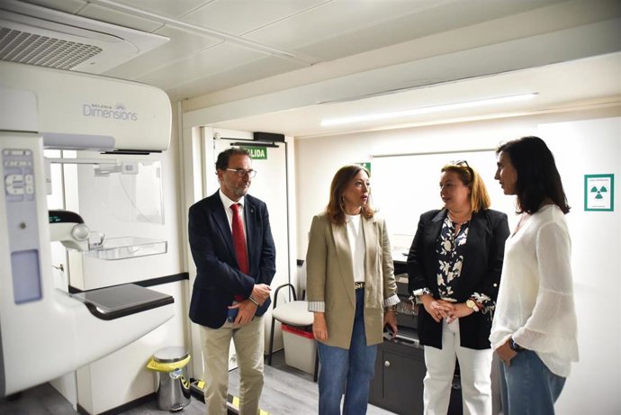 La delegada del Gobierno andaluz en Málaga, Patricia Navarro, visita en Cómpeta la Unidad Móvil de Cribado de Cáncer de Mama.