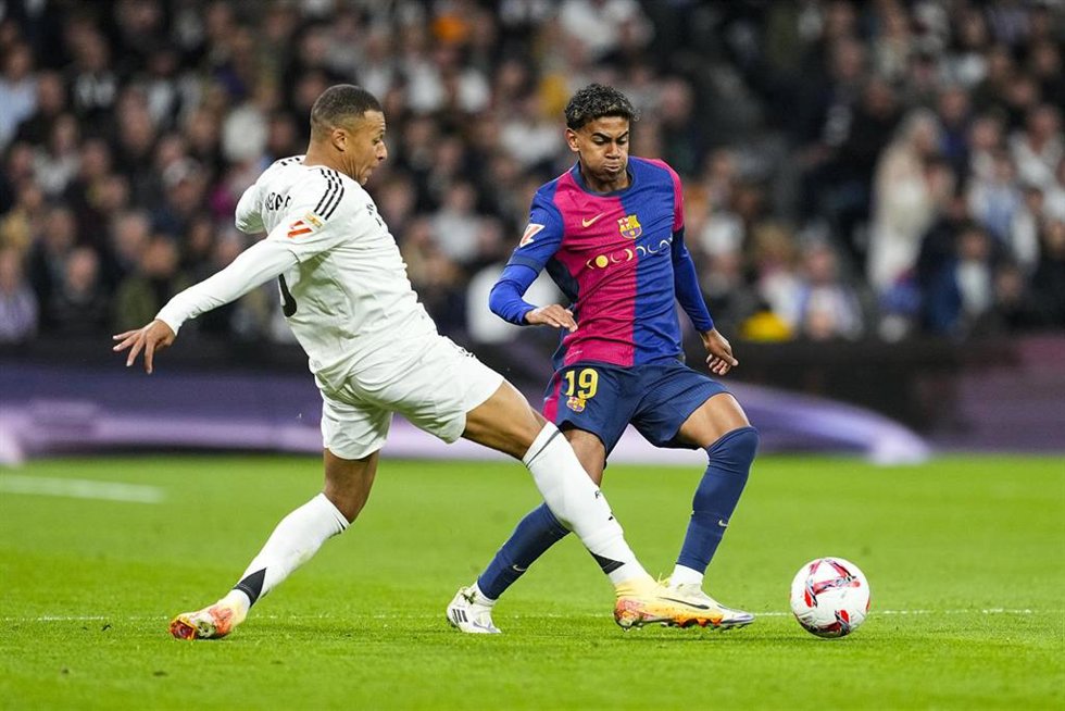 Archivo - El delantero del Real Madrid Kylian Mbappé, ante el jugador del FC Barcelona Lamine Yamal en LaLiga EA Sports 2024-2025. 