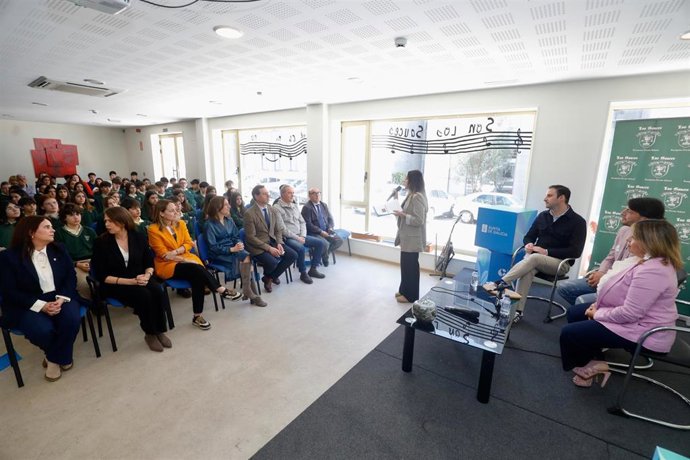 La conselleira de Medio Ambiente e Cambio Climático, Ángeles Vázquez, visita el colegio Los Sauces, en Pontevedra