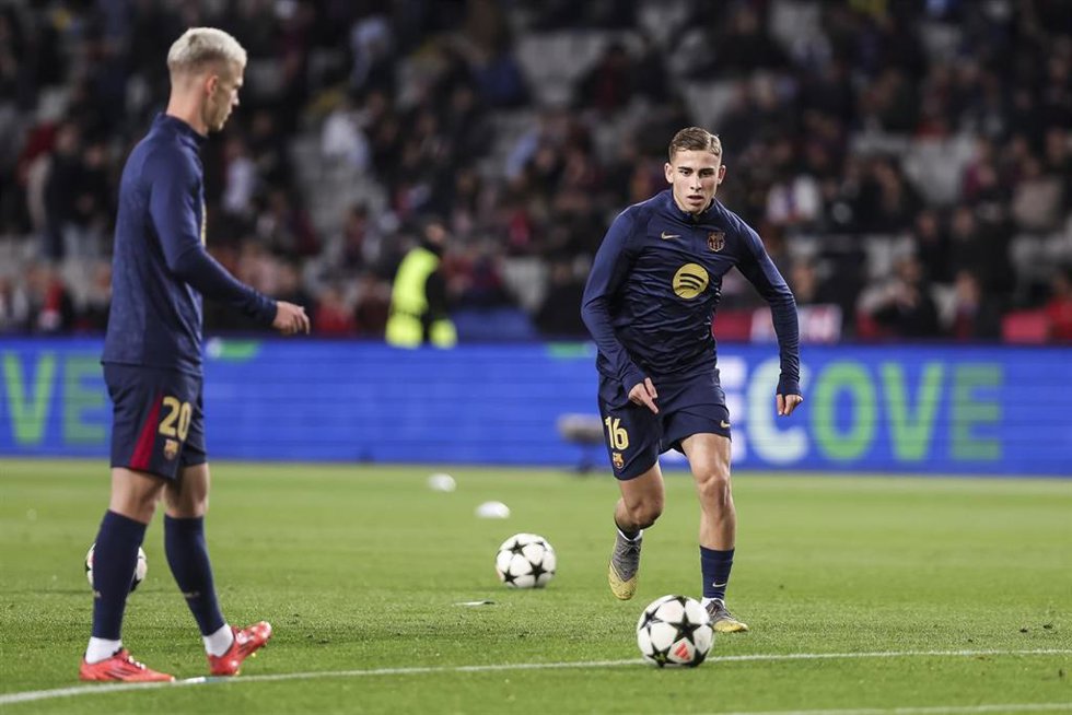 Archivo - Dani Olmo and Fermin Lopez of FC Barcelona warm up during the UEFA Champions League 2024/25 League Phase MD5, match between FC Barcelona and Stade Brestois 29 at Estadi Olimpic Lluis Companys on November 26, 2024 in Barcelona, Spain.
