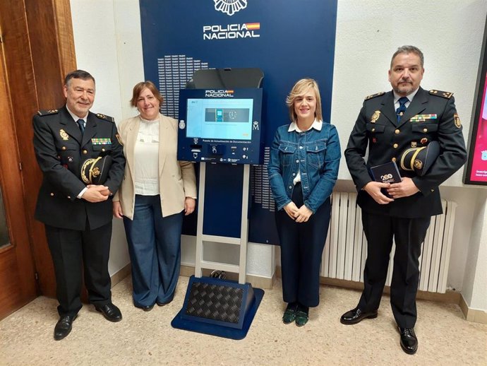 La delegada del Gobierno, Alicia Echeverría, y el jefe superior de Policía de Navarra, Manuel Jesús del Collado, visitan el nuevo Punto de Actualización de Documentación (PAD) instalado en el Ayuntamiento de Estella.