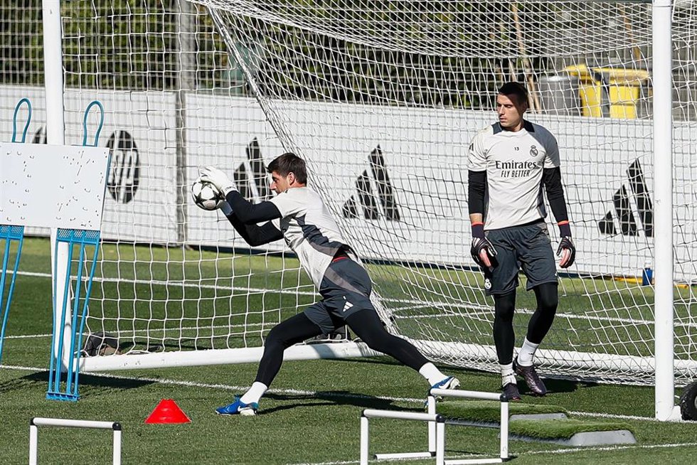 Archivo - Thibaut Courtois y Andriy Lunin durante un entrenamiento del Real Madrid