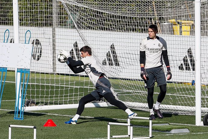 Archivo - Thibaut Courtois and Andriy Lunin during the training day of Real Madrid ahead the Champions League, football match against VfB Stuttgart at Ciudad Deportiva Real Madrid on September 16, 2024, in Valdebebas, Madrid, Spain.