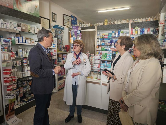 El conseller de Sanitat, Marciano Gómez, en una farmàcia rural d'Estubeny