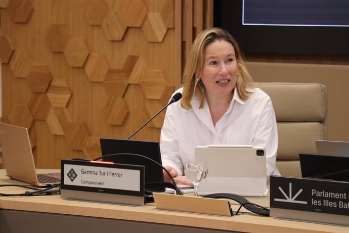 La doctora en Tecnología de la Educación de la UIB Gemma Tur comparece en el Parlament.