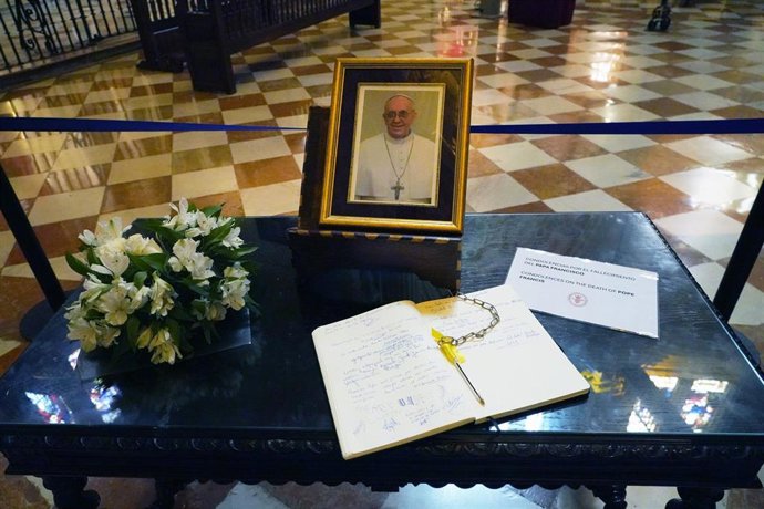 Libro de condolencias por la muerte del papa Francisco en la Catedral de Málaga.