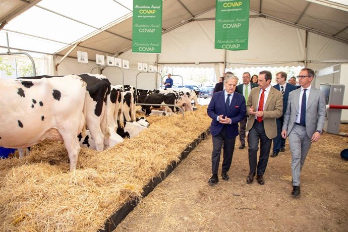 Fuentes (izda.) durante su visita a la Feria Agroganadera de Los Pedroches.