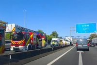 Retenciones en ambos sentidos en la A-49 a la altura de Castilleja (Sevilla) tras el accidente de un camión