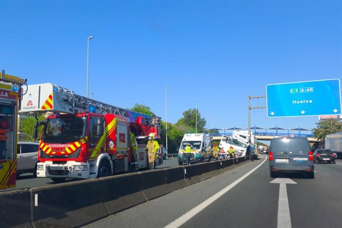 Retenciones en ambos sentidos en la A-49 a la altura de Castilleja tras el accidente de un camión