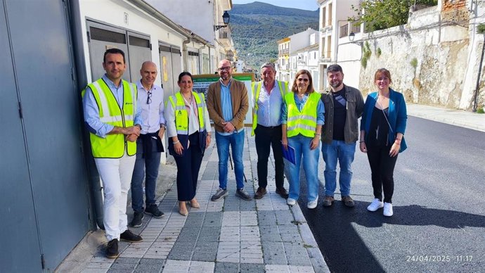 Carmen Granados (3ª izda.), durante la visita a la travesía de Carcabuey.