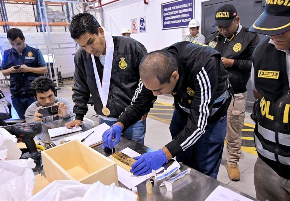 Agentes de la Fiscalía de Perú examinan oro incautado en la investigación sobre el grupo 'Kilates' por blanqueo de activos derivados de la minería ilegal.