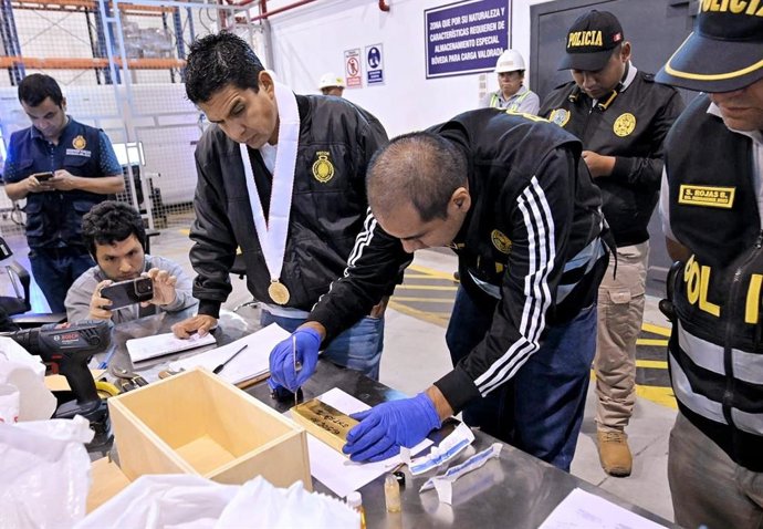 Promotores peruanos examinam o ouro apreendido na investigação do grupo "Kilates" por lavagem de ativos provenientes de mineração ilegal.
