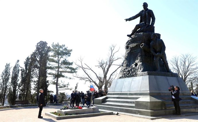 Archivo - Imagen de archivo del presidente de Rusia, Vladimir Putin, durante una visita a la península de Crimea en 2019