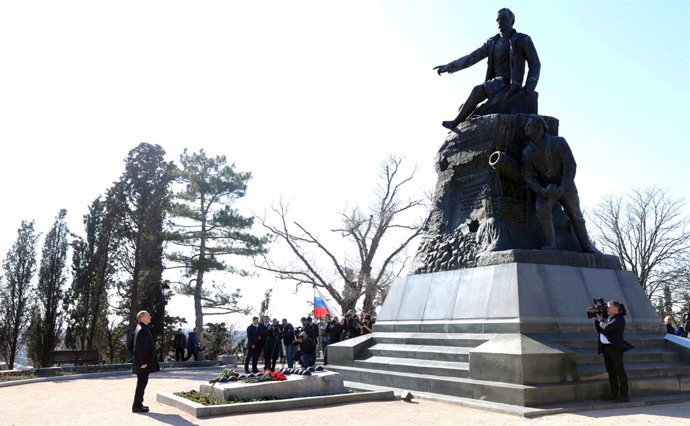 Archivo - HANDOUT - 18 March 2019, Russia, Sevastopol: Russian President Vladimir Putin (L) pays tribute at the "Malakhov Kurgan" military memorial complex, as part of his visit to Crimea peninsula to mark the fifth anniversary of its annexation from Ukra