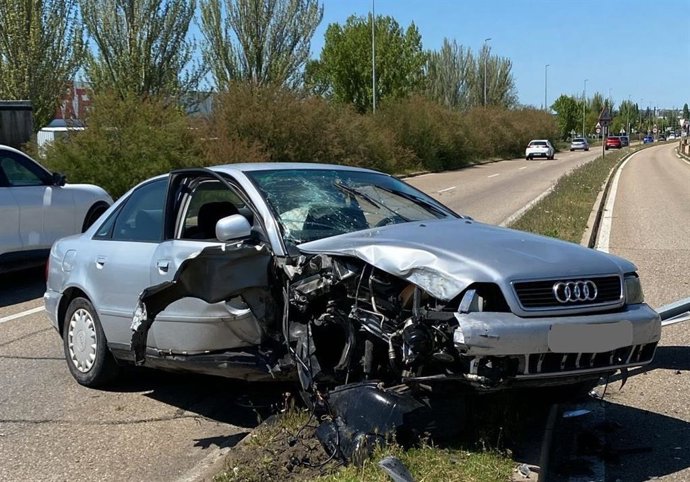 Vehículo accidentado en la carretera de Soria en Valladolid.