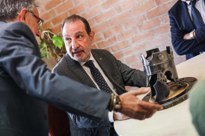 El director del Centre Educatiu de Justícia Juvenil L'Alzina muestra al conseller Ramon Espadaler una pieza hecha por los jóvenes internos en el taller de soldadura