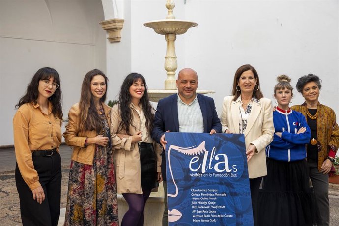Duque (centro), con artistas implicadas en el proyecto 'Ellas, visibles en la Fundación Botí'.