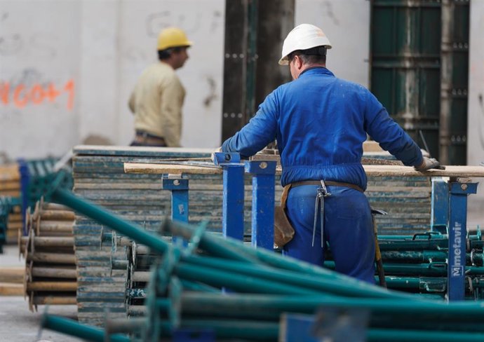 Archivo - Un obrero durante la construcción de una vivienda.