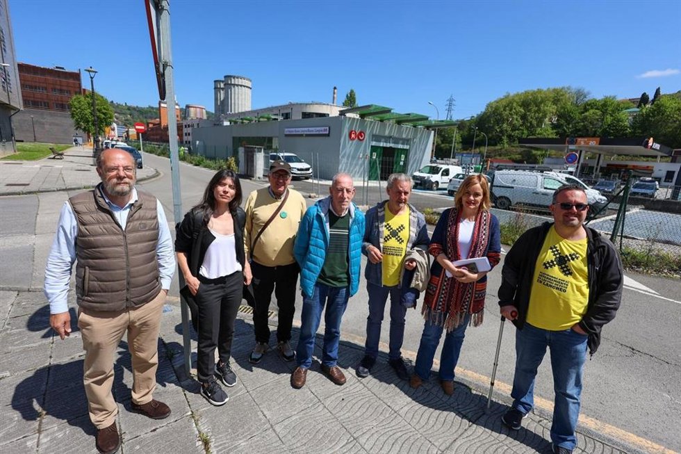 La diputada del Grupo Mixto, Covadonga Tomé, junto a miembros de la plataforma vecinal en defensa del soterramiento de Langreo.
