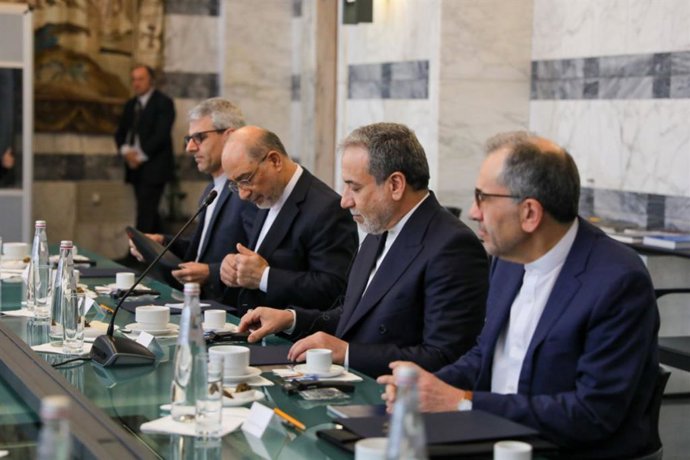 La delegación iraní, liderada por el ministro de Exteriores, Abbas Araghchi en una reunión con el ministro de Exteriores italiano, Antonio Tajani, en el marco de los contactos indirectos con Estados Unidos en Roma.