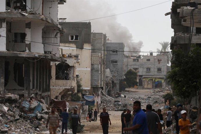 Archivo - Arquivo - Palestinos deslocados fogem do campo de refugiados de Bureij, na região central da Faixa de Gaza, após bombardeio do exército israelense (arquivo).