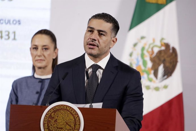 O Secretário de Segurança e Proteção ao Cidadão, Omar Garcia Harfuch, fala durante o relatório semanal do Gabinete de Segurança bi em uma coletiva de imprensa no Palácio Nacional, em 25 de março de 2025, na Cidade do México, México.