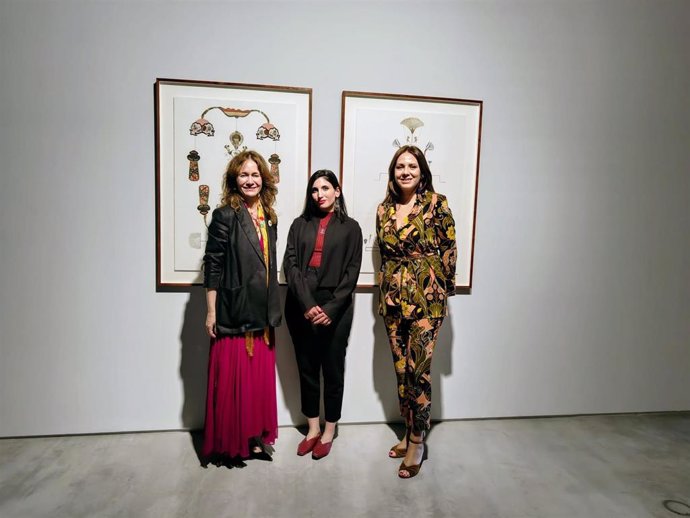 La artista Raquel Algaba (centro), entre Jiména Blázquez y Lorena Codes, en la inauguración en el C3A de la muestra 'En silencio se alzaron lotos'.