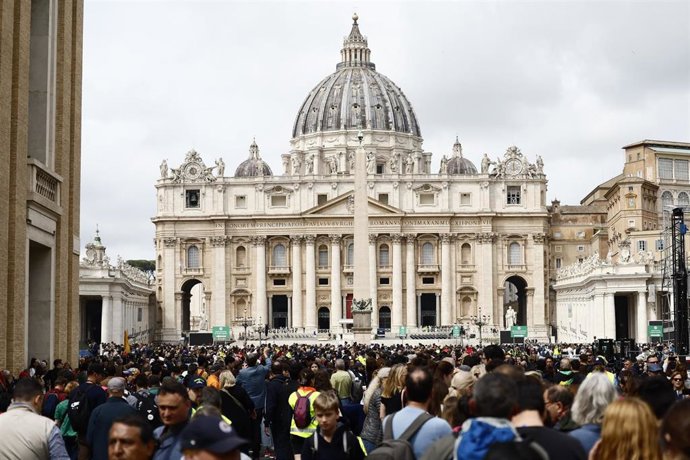 Colas para entrar a la basílica de San Pedro, donde se encuentra el féretro del Papa Francisco.