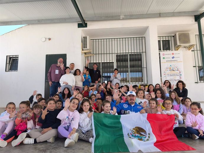 Marco Vélez, director general de la Agencia Mexicana de Divulgación Espacial, en el colegio de la Constitución Escolar Lunar