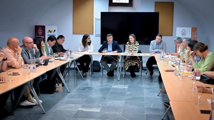 Bruno García en la Mesa Municipal por el Empleo del Ayuntamiento de Cádiz.