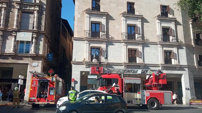 Bomberos de Palma en la entrada de la calle Sant Jaume.