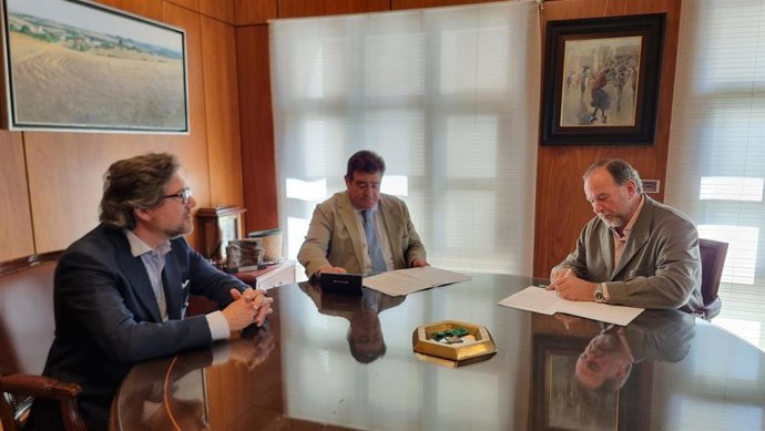 Firma del acuerdo de colaboración entre la Fundación Caja Rural del Sur y la DOP Condado de Huelva.