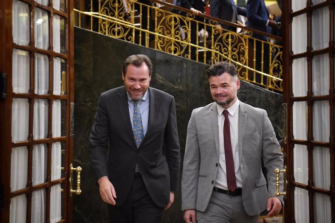 El ministro de Transporte y Movilidad Sostenible, Óscar Puente (i), y el portavoz de ERC en el Congreso, Gabriel Rufián (d), durante una sesión plenaria en el Congreso de los Diputados, a 10 de abril de 2025, en Madrid (España).  