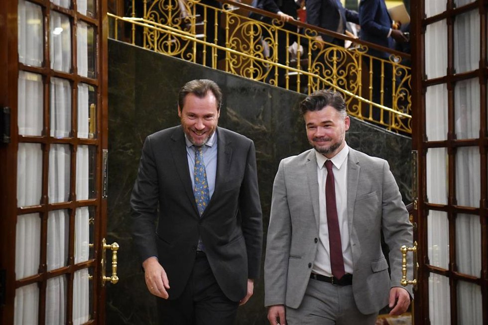 El ministro de Transporte y Movilidad Sostenible, Óscar Puente (i), y el portavoz de ERC en el Congreso, Gabriel Rufián (d), durante una sesión plenaria en el Congreso de los Diputados, a 10 de abril de 2025, en Madrid (España).  
