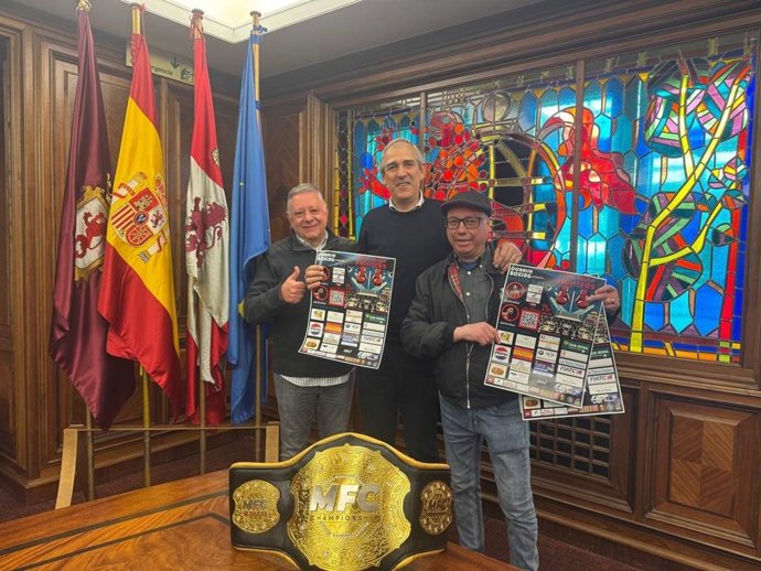 El concejal de Deportes de León, Vicente Canuria, con los organizadores del evento 'León Arena Fighters'.