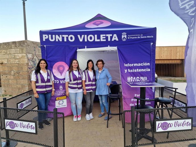 La concejal de Igualdad, Silvia Gómez, en el Punto Violeta activado con motivo de la motorada en El Puerto.