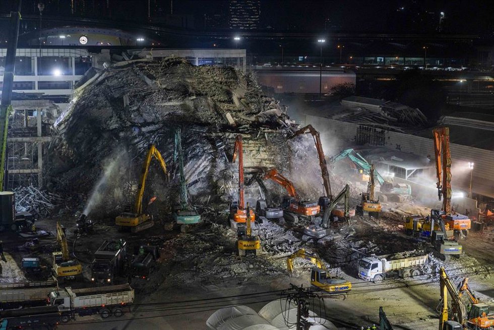 03 April 2025, Thailand, Bangkok: Heavy machinery is used to clear away wreckage from the State Audit Office construction site collapse in Bangkok, caused by the March 28th 7.7 earthquake in neighbouring Myanmar. 