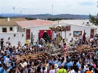 La tradicional ofrenda de flores abre la Romería de la Virgen de la Cabeza en Andújar (Jaén)