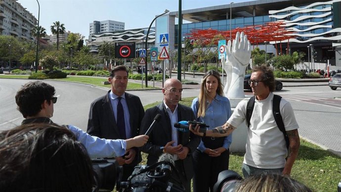 El jefe de la delegación de Vox en Bruselas, Jorge Buxadé, atiende a los medios de comunicación junto a los concejales del partido en el Ayuntamiento de Málaga, Antonio Alcázar y Yolanda Gómez.