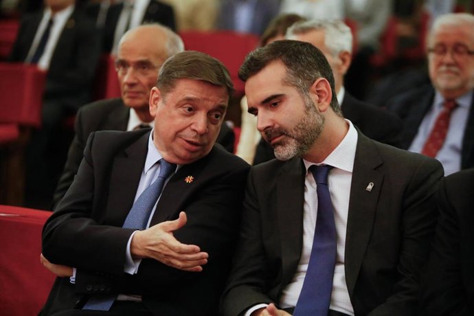 Archivo - El ministro de Agricultura, Pesca y Alimentación, Luis Planas (i) conversa con el consejero de Sostenibilidad, Medio Ambiente y Economía Azul, Ramón Fernández-Pacheco (d), a 13 de febrero de 2024, en Córdoba, Andalucía (España). 