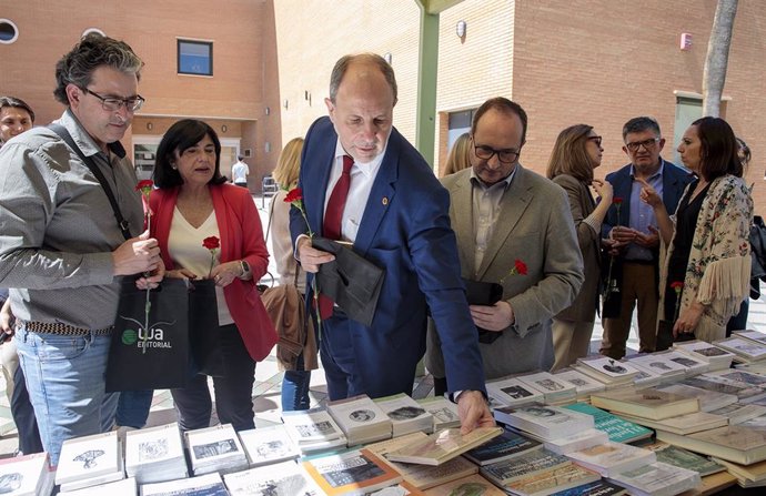 El rector Nicolás Ruiz durante la visita a la Fiesta del Libro