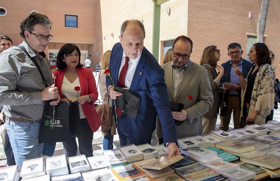 El rector Nicolás Ruiz durante la visita a la Fiesta del Libro